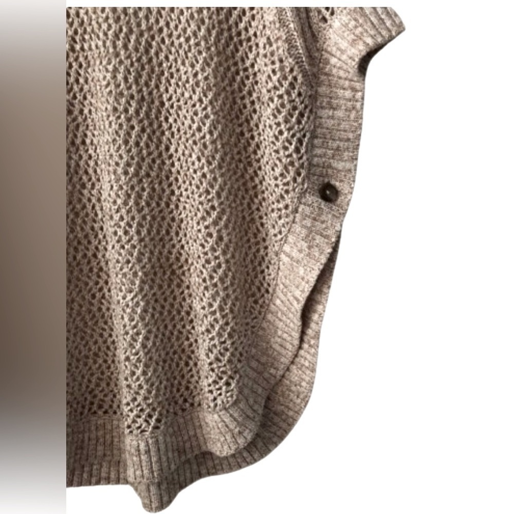 Ann Taylor oatmeal color pullover cape crochet sweater w side buttons SZ XS cozy - Picture 4 of 4